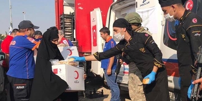 TSK, Tel Abyad'da yardım dağıtıyor
