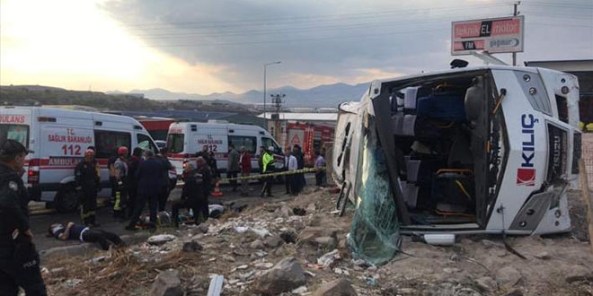 İşçi servis midibüsü devrildi: 3'ü ağır 20 yaralı