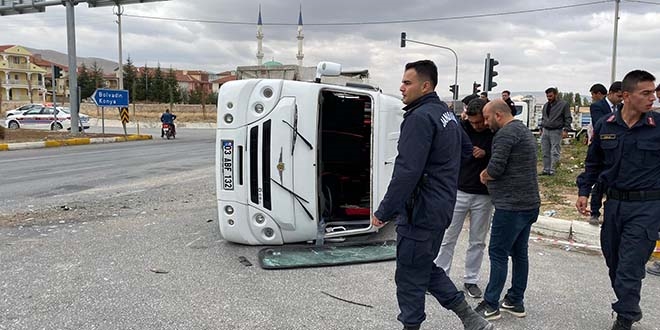 Afyonkarahisar'da minibüs kaza yaptı: 19 yaralı