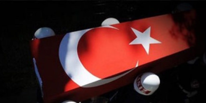 Teröristlerin roketli saldırısında şehit olan asker için tören