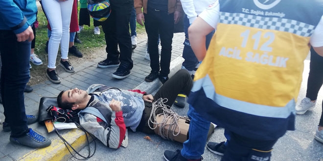Motosikletli genç yaralandı, olay yerinden geçen doktor müdahale etti