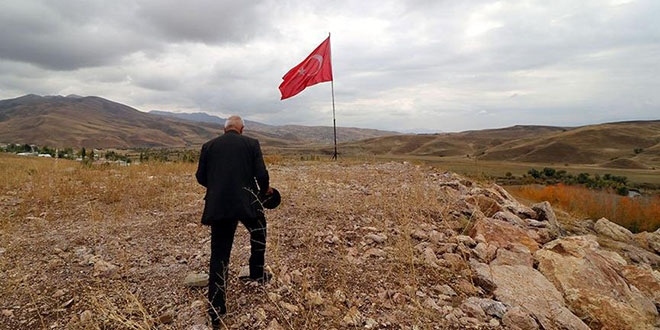 Tehditlere rağmen 35 yıldır bayrağımızı dalgalandırıyor