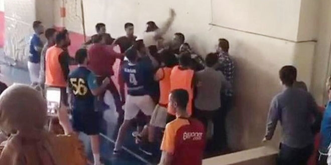 Öğretmenlerin kavgasını öğrenciler ayırdı