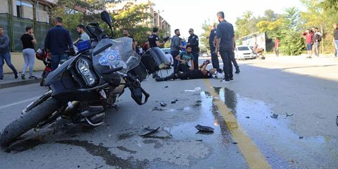 Motosikletli polis ekibi kaza yaptı: 2 yaralı