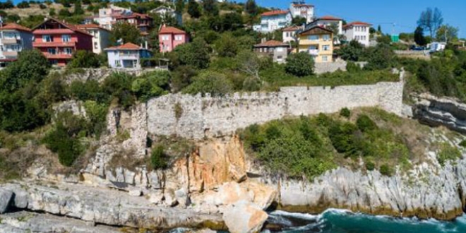 Amasra Kalesi'nde, çökme nedeniyle inceleme