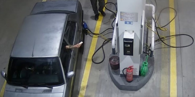 10 günde 5 araç çalan hırsızları koldaki dövme yakalattı