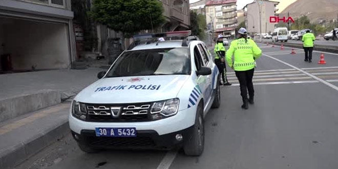 Hakkari'de trafik, kadın polislere emanet