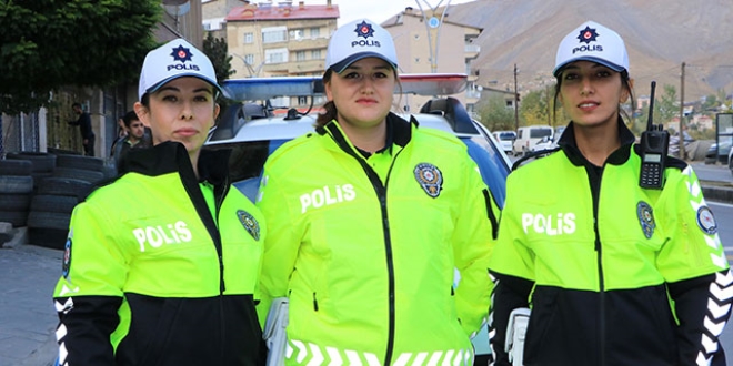 Hakkari'de trafik, kadın polislere emanet