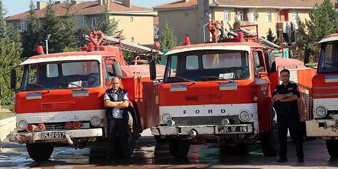 Yarım asırlık itfaiye araçlarına gözleri gibi bakıyorlar