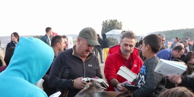 Belediye başkanı eşekle kitap dağıttı