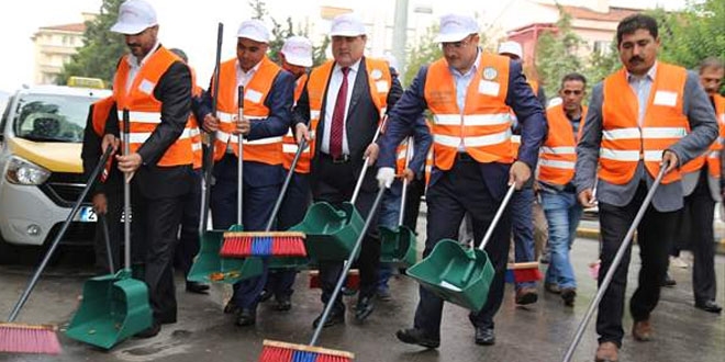 Kaymakam ve belediye başkanı sokakları temizledi