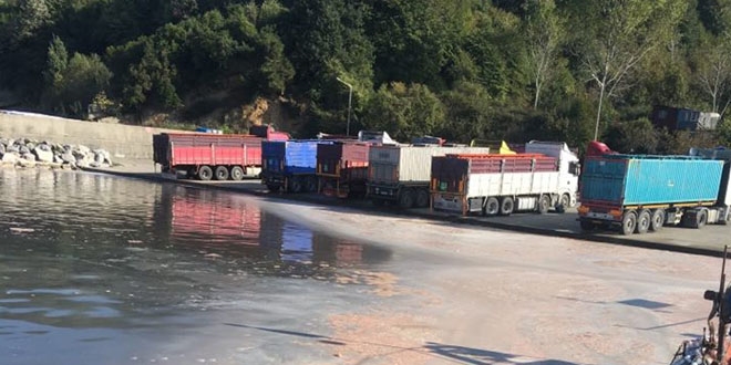 Kamyonlar atıklarını denize boşalttı