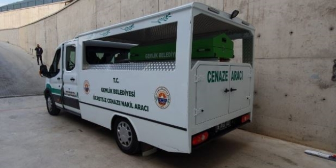 Kamyonun altında kalan emekli öğretmen hayatını kaybetti