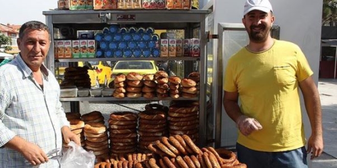 Simitçi baba ve oğulun hastane önünde 'ekmek' mesaisi