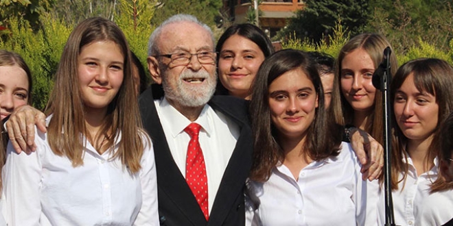 Cumhuriyet'e borcunu okul yaptırarak ödüyor