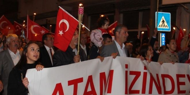 CHP ve AK Partililer fener alayında kol kola yürüdü
