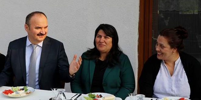 Vali ve eşiyle kahvaltı etme hayali gerçek oldu