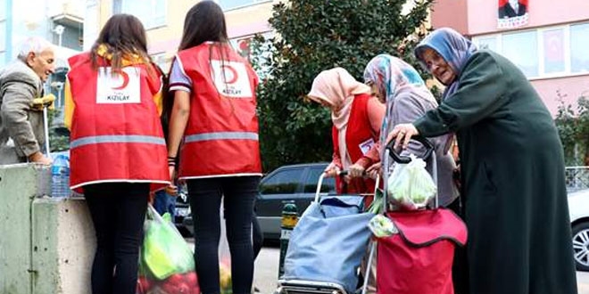 Lise öğrencileri yaşlıların pazar çantalarını taşıdı