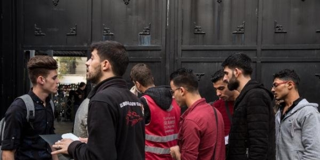 Süre doldu; Suriyeliler göç idarelerine akın etti