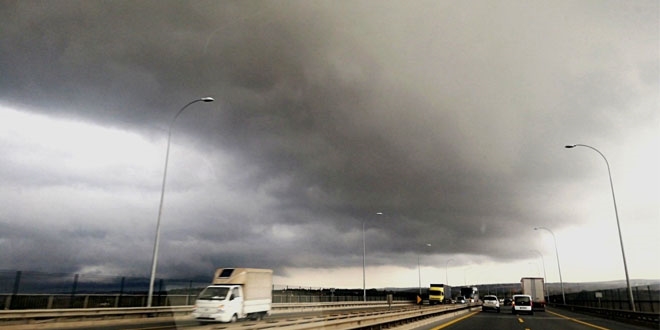 stanbul'da bulutlar gndz geceye evirdi