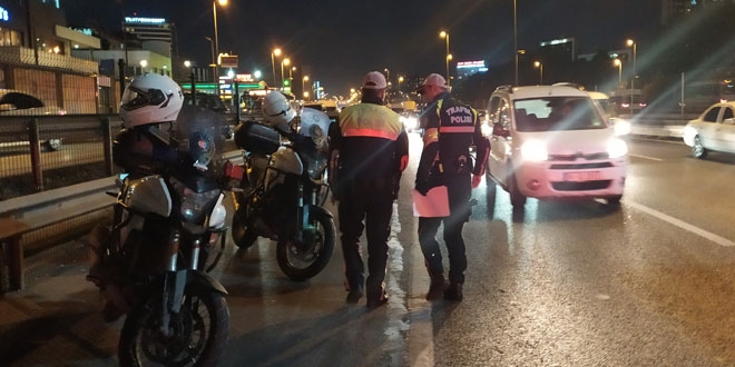Çakarlı araçlara yönelik uygulama akşam da devam etti