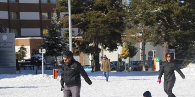 Zigana'da kar yağdı, vatandaşlar kar topu ve horon oynadı