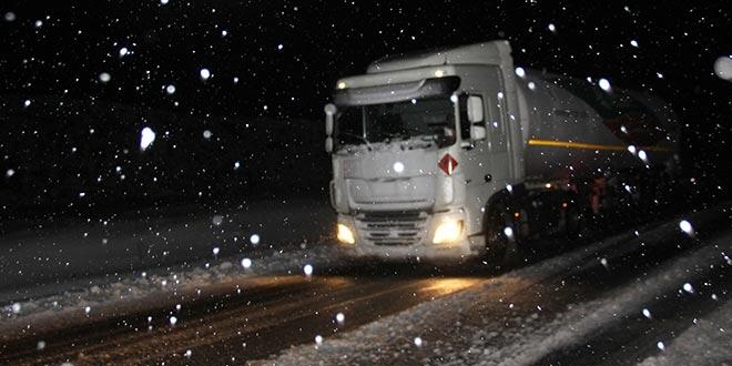 Erzincan'da ulaşıma kar engeli