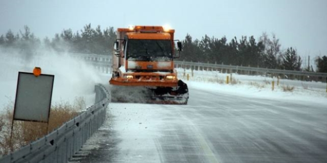 Van'da kar yağışı ulaşımı aksattı