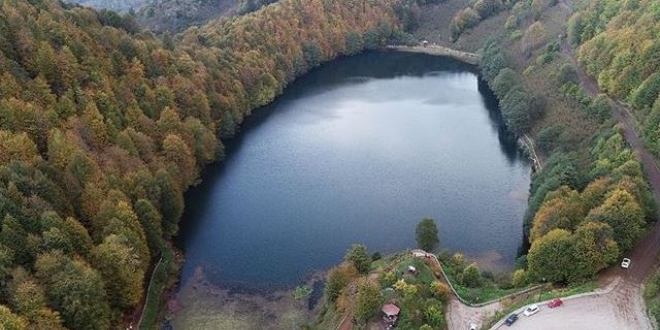 Ordu'daki Ulugöl sonbahar renkleriyle büyülüyor