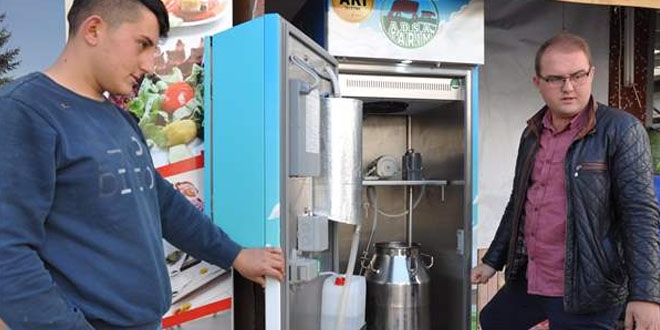 Çiftliğinde ürettiği sütü 'sütmatik' ile satıyor