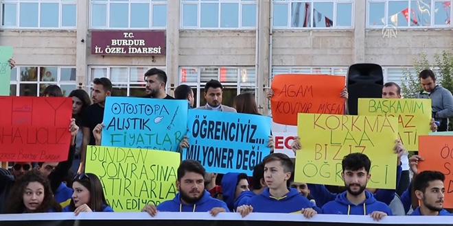 Burdur'da öğrencilerden ulaşım ücretine tepki