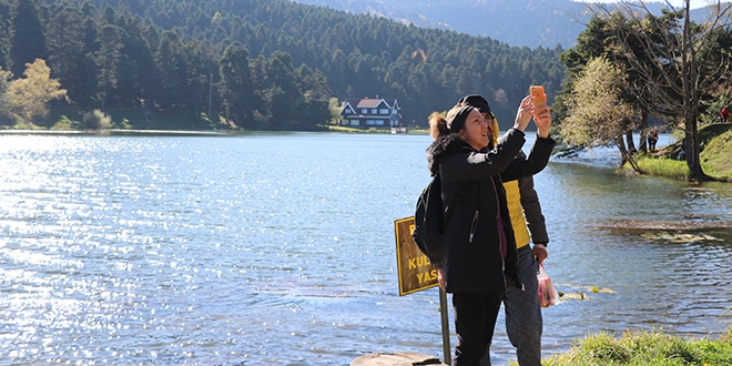 Tatilciler Gölcük Tabiat Parkı'nı doldurdu