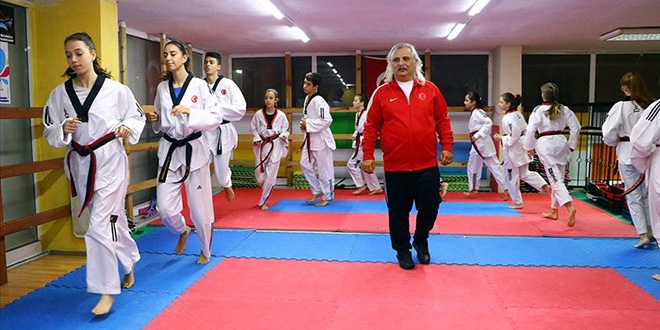 Doktorun tekvandocuları başarıya koşuyor
