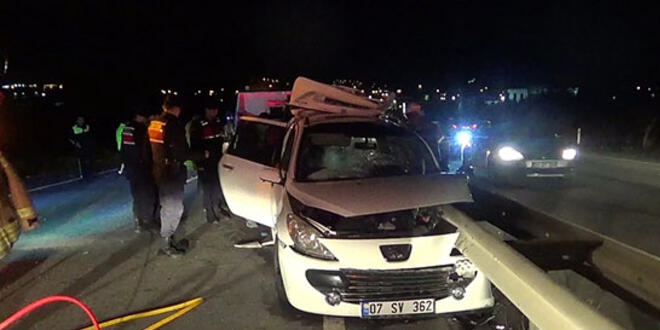 Otomobil bariyere ok gibi saplantı: 2 ölü, 3 yaralı