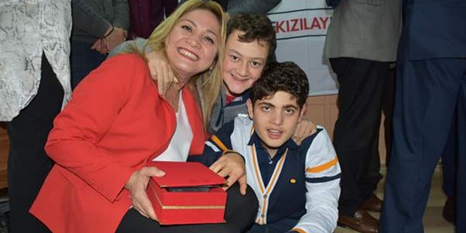 Fındık satarak özel eğitim sınıfının ihtiyaçlarını giderdiler