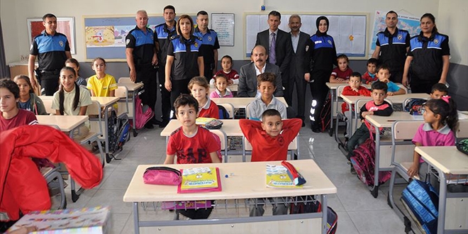 Polisten ihtiyaç sahibi öğrencileri 'ısıtan' yardım