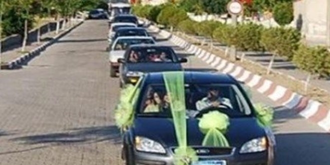 Düğün konvoyunda ateşe para cezası