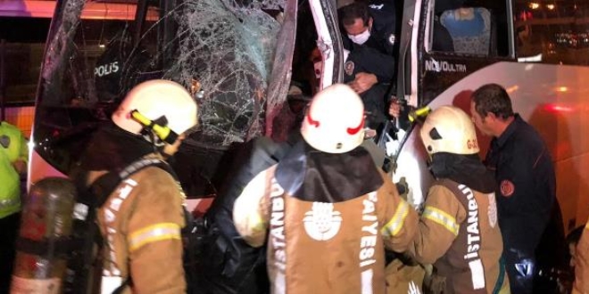 Polisleri taşıyan minibüs kaza yaptı: 3 yaralı