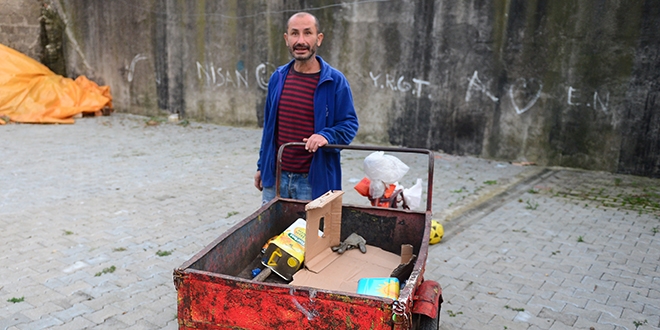Hurda toplarken bulduğu altınları polise teslim etti