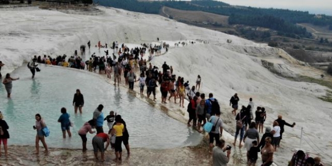 'Beyaz cennet' Pamukkale'de 'ara tatil' bereketi