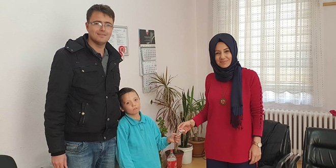 Bulduğu parayı öğretmenine teslim eti