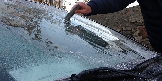 Termometreler eksi 18'i gördü araçların camları buz tuttu