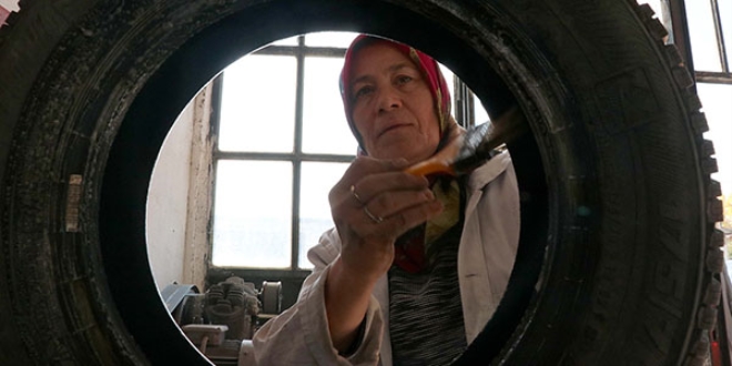 'Makbule usta' eşinden devraldığı lastik tamirhanesini işletiyor