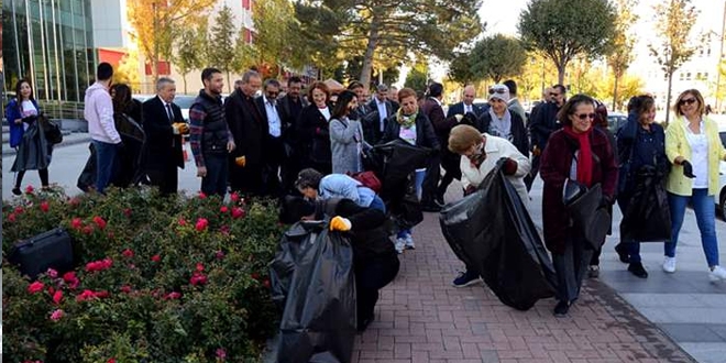 Belediye başkanı ve meclis üyeleri caddelerde çöp topladı
