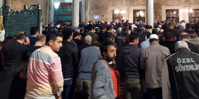 Mevlit Kandili'nde Eyüp Sultan Camii doldu taştı