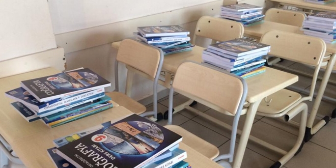 Ders kitabında Uygur alfabesi yerine İsrail Alfabesi
