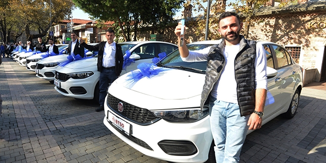 Çarşıda alışveriş yaptılar, sıfır otomobil kazandılar
