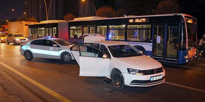 Patlayan lastiğini değiştiren kişilere araç çarptı: 2 ölü