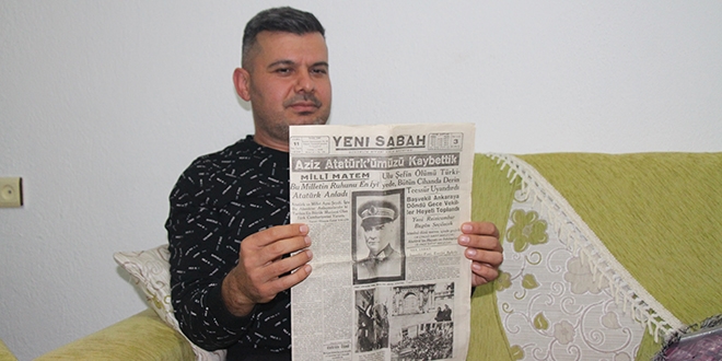 Atatürk'ün vefat haberi bulunan gazeteyi özenle saklıyor