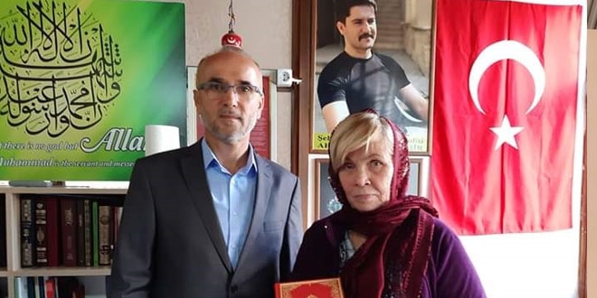 Şehidin babasından etkilenen Alman turist İslam'ı seçti
